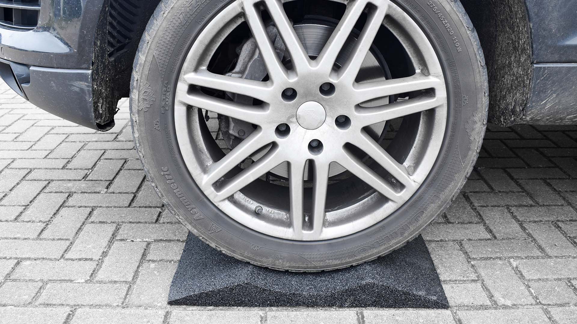 Tyre shoe for cars