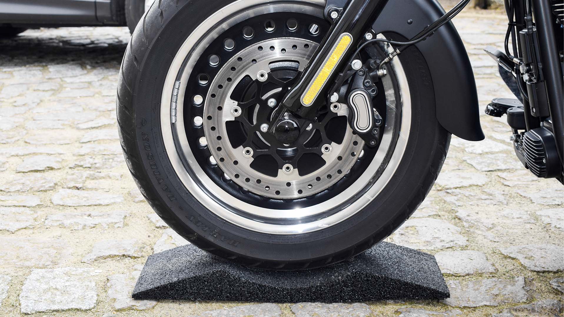 Tyre cradle for motorbike